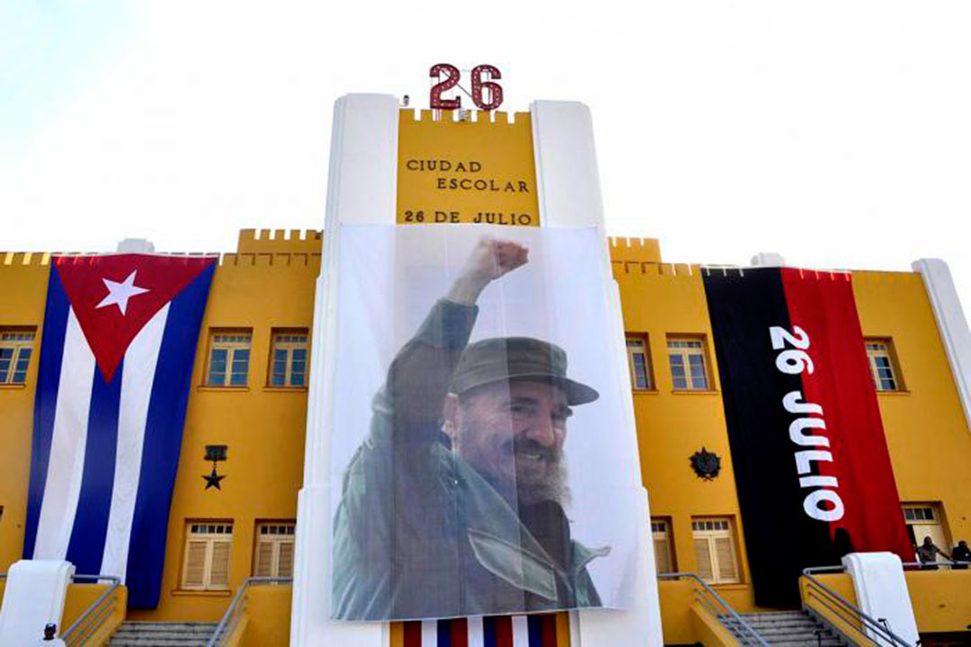 Cuartel Moncada con foto de Fidel en la fachada.