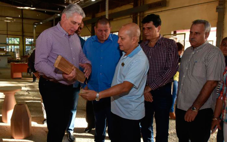Presidente cubano recorre industria.
