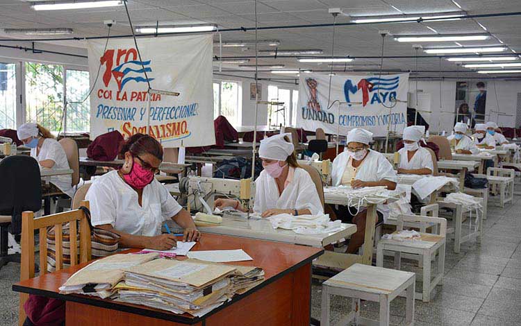 UEB 119 Liberación de Zulueta, perteneciente a Fenix, producen nasobucos para el sector de salud COVID-19.