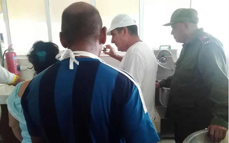 Gobernador de Villa Clara recorre el matadero Chichí­ Padrón.