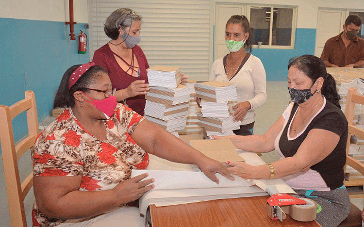 La extensión del horario de los trabajadores favorece el incremento de las entregas de libretas escolares al Ministerio de Educación. 