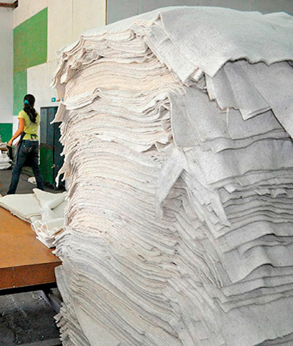 Frazadas de piso producidas por la empresa SAREX, de Villa Clara.