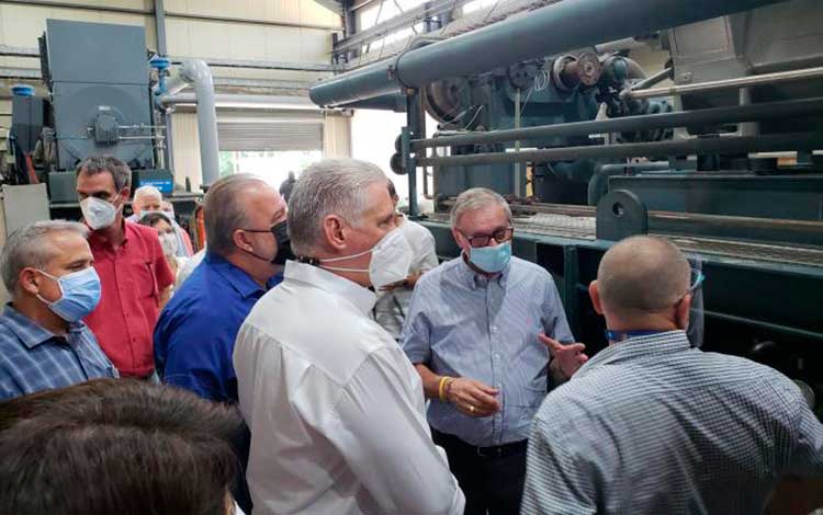 Presidente de Cuba recorre la planta Oxicuba S.A., para comprobar proceso de reparación para el reinicio de la producción de oxígeno medicinal.