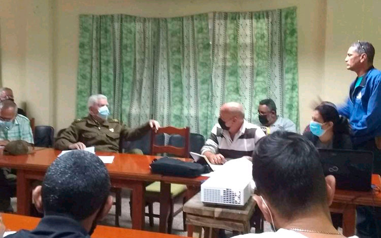 Comandante de la Revolución Ramiro Valdés Menéndez en reunión de trabajo en la Empresa Agroindustrial Azucarera Héctor Rodrí­guez, de Sagua la Grande.