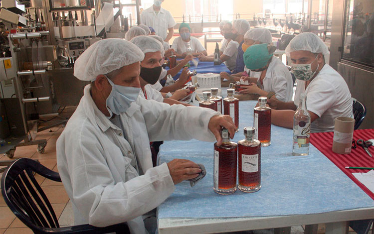 Producción del ron Eminente, en la Ronera Central, en Santo Domingo.