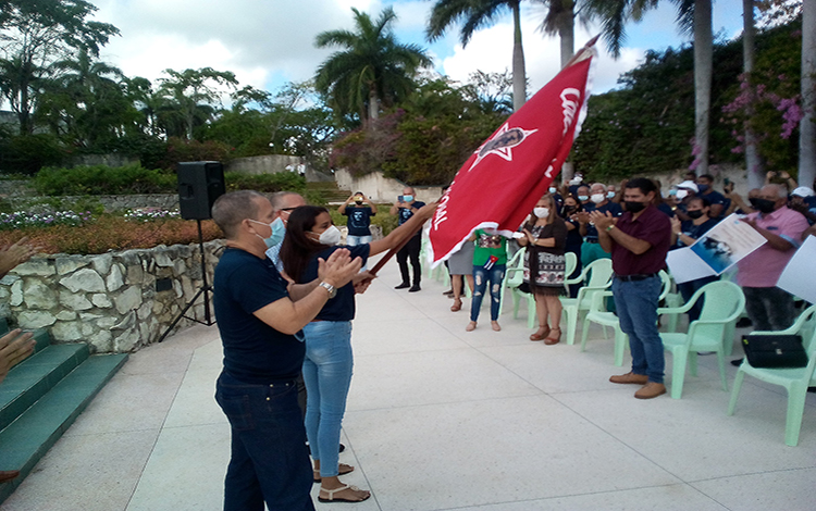 Empresa Nacional de Refrigeración y Calderas recibió la bandera de Vanguardia Nacional.