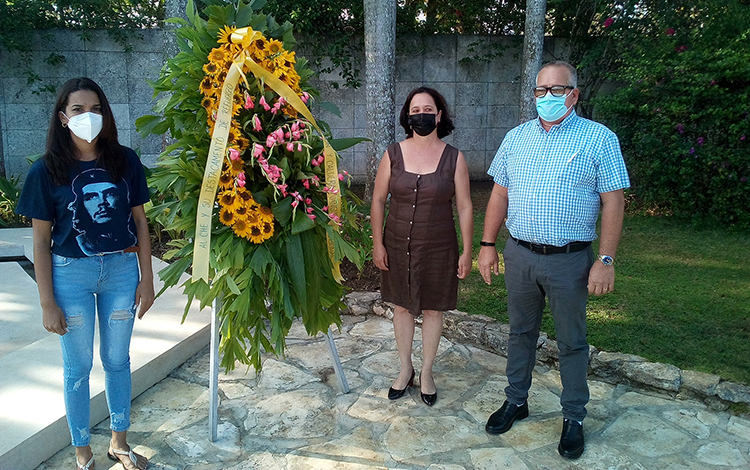 Ofrenda floral en el Mausoleo del Frente de Las Villas.