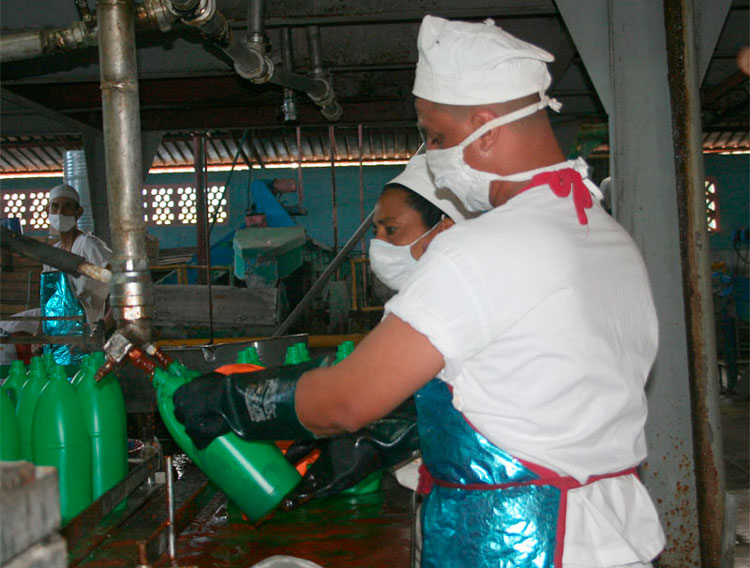 Sistema de llenado de envases plásticos en la fábrica de conservas Los Atrevidos, en Remedios, Villa Clara. Sistema de llenado de envases plásticos en la fábrica de conservas Los Atrevidos, en Remedios, Villa Clara.