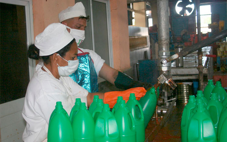 Sistema semiautomático de llenado de envases plásticos en la fábrica de conservas Los Atrevidos, de Remedios, Villa Clara. Sistema semiautomático de llenado de envases plásticos en la fábrica de conservas Los Atrevidos, de Remedios, Villa Clara.