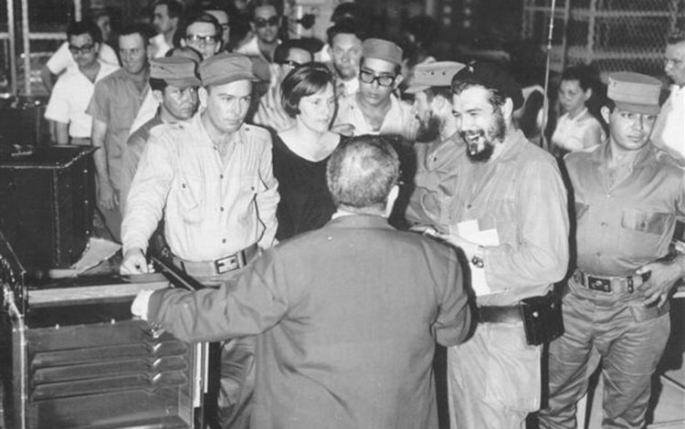 Comandante Ernesto Che Guevara en la jornada inaugural de la Inpud 1.o de Mayo, en Santa Clara.