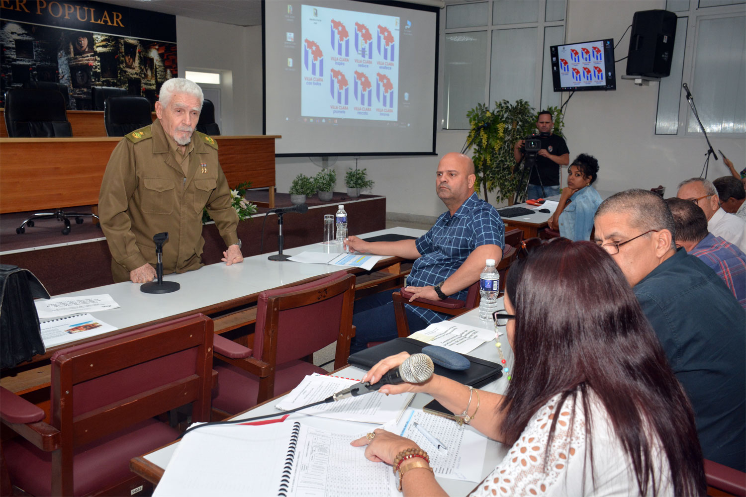 Erradicar las ilegalidades en la construcción de viviendas constituye una responsabilidad de todos, dijo el Comandante de la Revolución Ramiro Valdés Menéndez. En la reunión participó Osnay Miguel Colina Rodríguez, miembro del Comité Central y primer secretario del Partido en la provincia. (Foto: Ramón Barreras Valdés)