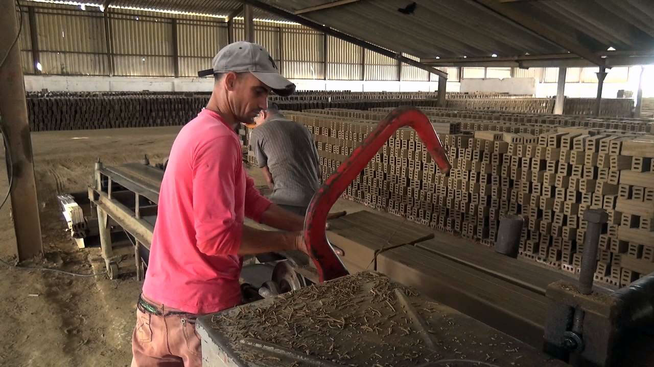 La fabricación de materiales alternativos, a partir de barro, todavía resulta insuficiente. (Foto: Carlos Rodríguez Torres)