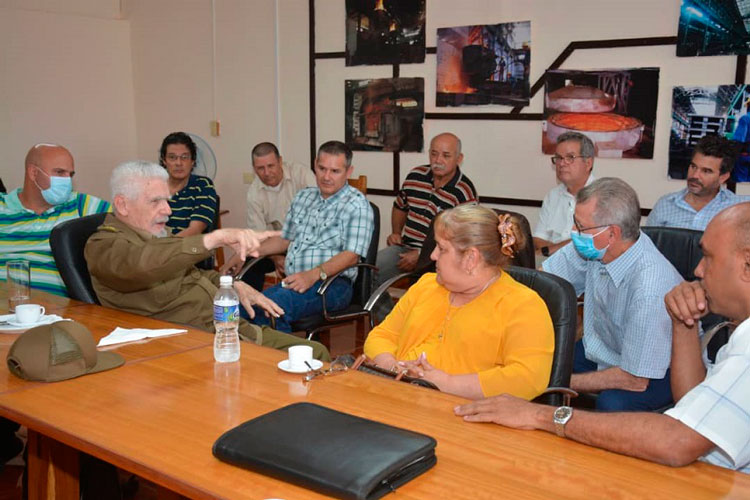 En la reunión sostenida en la tarde de este jueves en la Empresa de Producciones Mecánicas Fabric Aguilar Noriega (Planta Mecánica), el Comandante de la Revolución Ramiro Valdés Menéndez se interesó por las proyecciones de trabajo de Planta Mecánica y por el Parque Científico Tecnológico de Villa Clara.