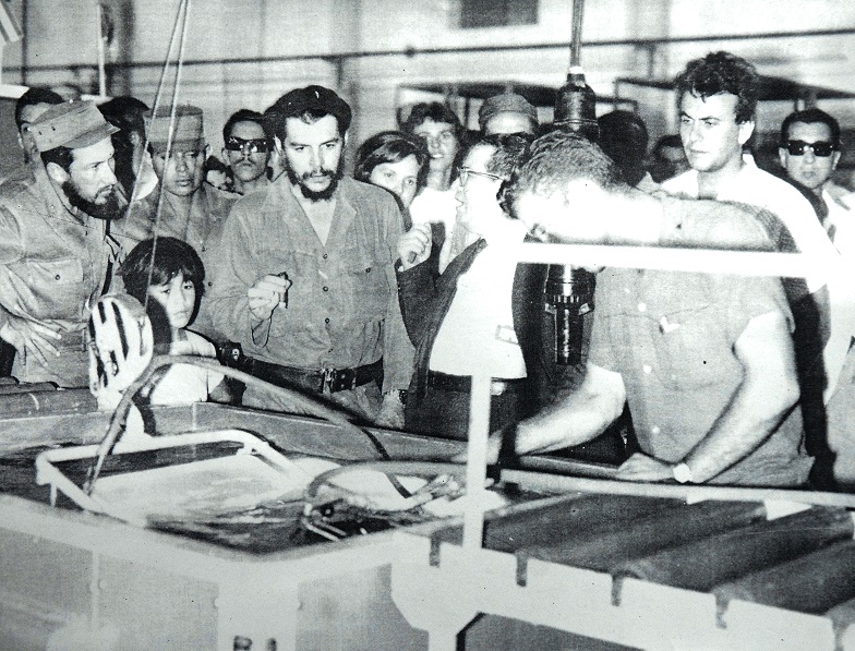 Ernesto Che Guevara conversa con trabajadores de la Inpud en uno de sus talleres