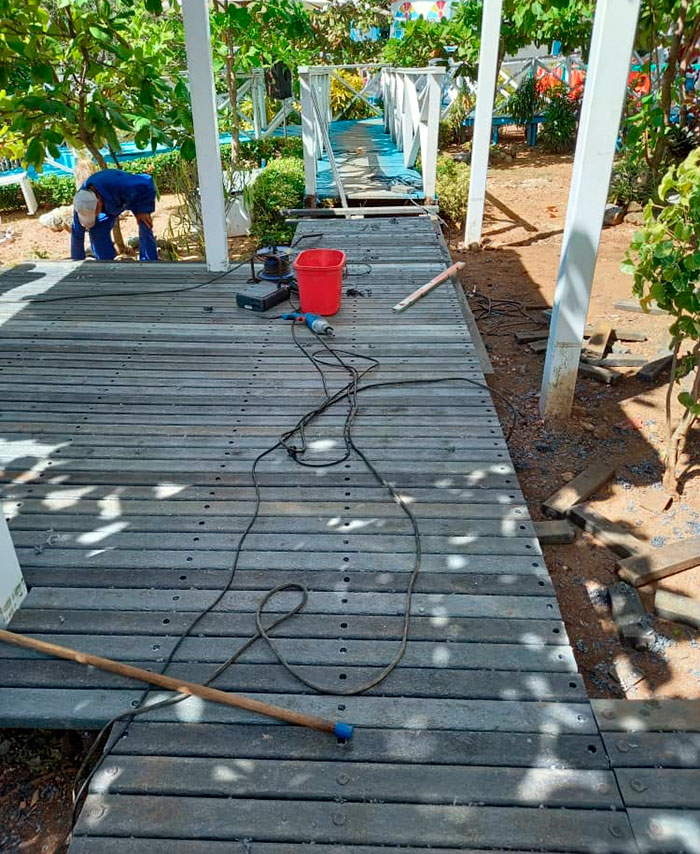 Utilización de madera plástica producto del reciclaje de materias primas.