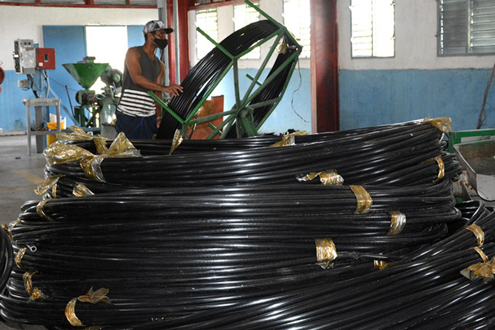 Producción de mangueras plásticas.