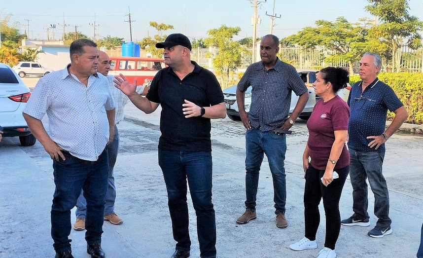 Osnay Miguel Colina Rodríguez, miembro del Comité Central y primer secretario del Partido en la provincia, recorrió las áreas principales del complejo planta de biofertilizantes y bioplaguicidas, Villa Clara