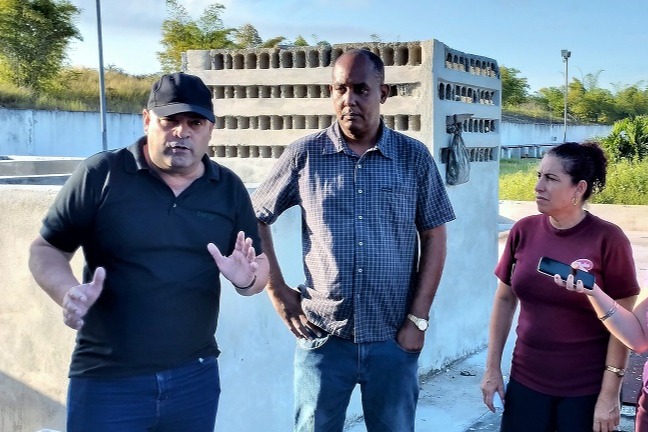 Osnay Miguel Colina Rodríguez, miembro del Comité Central y primer secretario del Partido en la provincia, recorrió las áreas principales del complejo planta de biofertilizantes y bioplaguicidas, Villa Clara