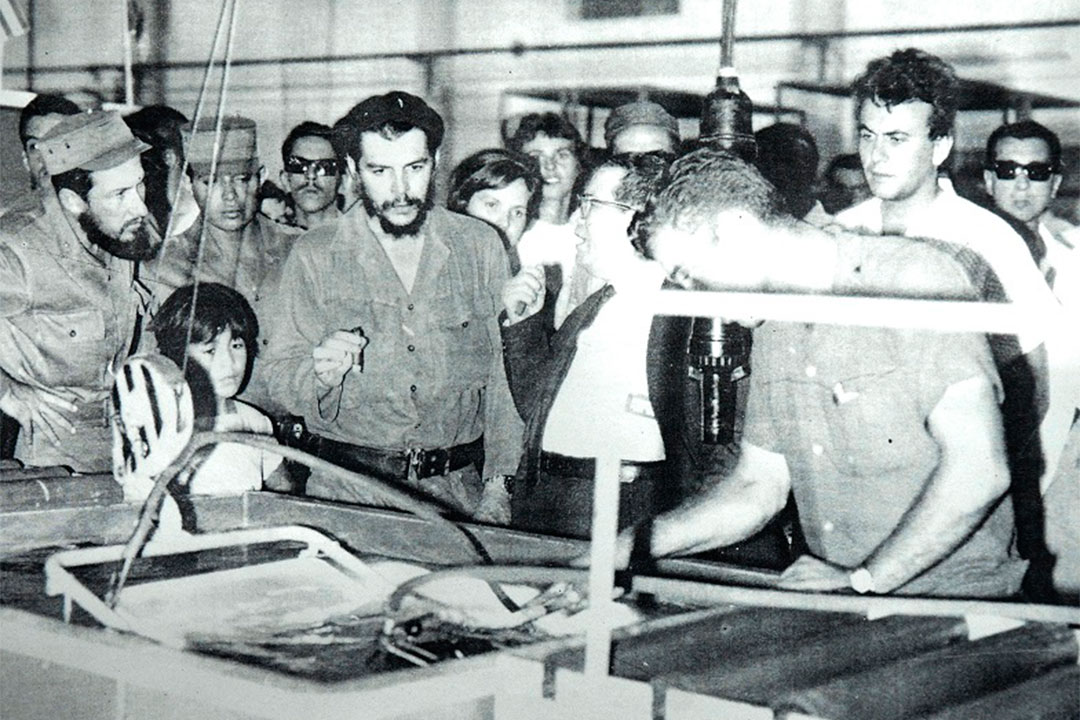 Comandante Ernesto Che Guevara, ministro de Industrias, visita puestos de trabajo en la Inpud Primero de Mayo.