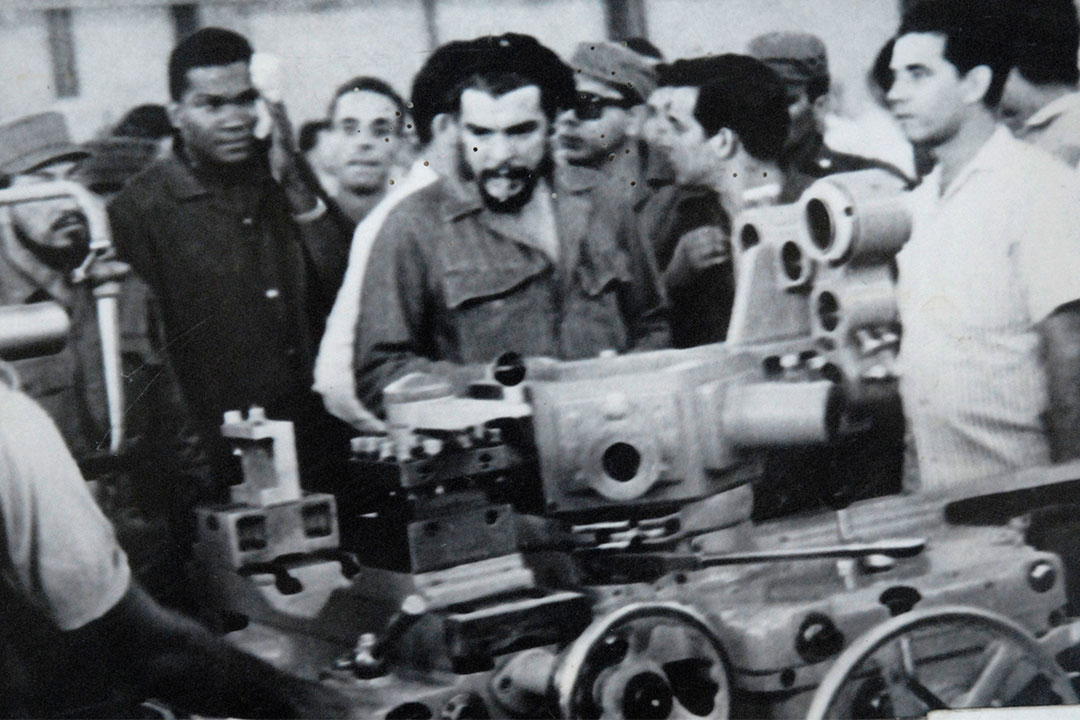 Comandante Ernesto Che Guevara conversa con obreror en los puestos de trabajo de Planta Mecánica.