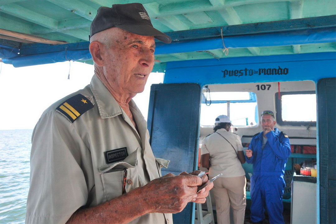 Inspector Elías Pérez en el barco.
