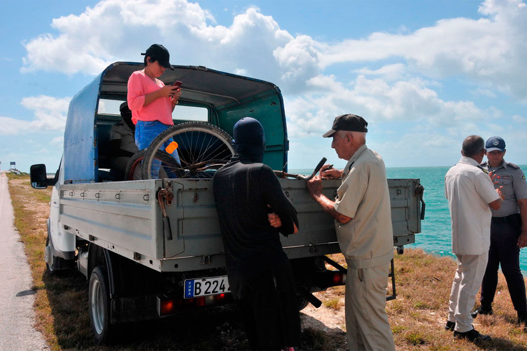 Trabajo de inspección en el pedraplén Caibarién-Cayo Santamaría.