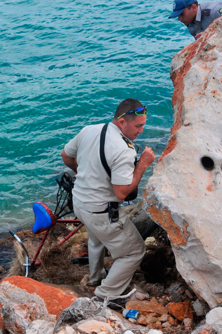 Artes de pesca y bicibletas abandonadas ante la presencia de los inspectores.