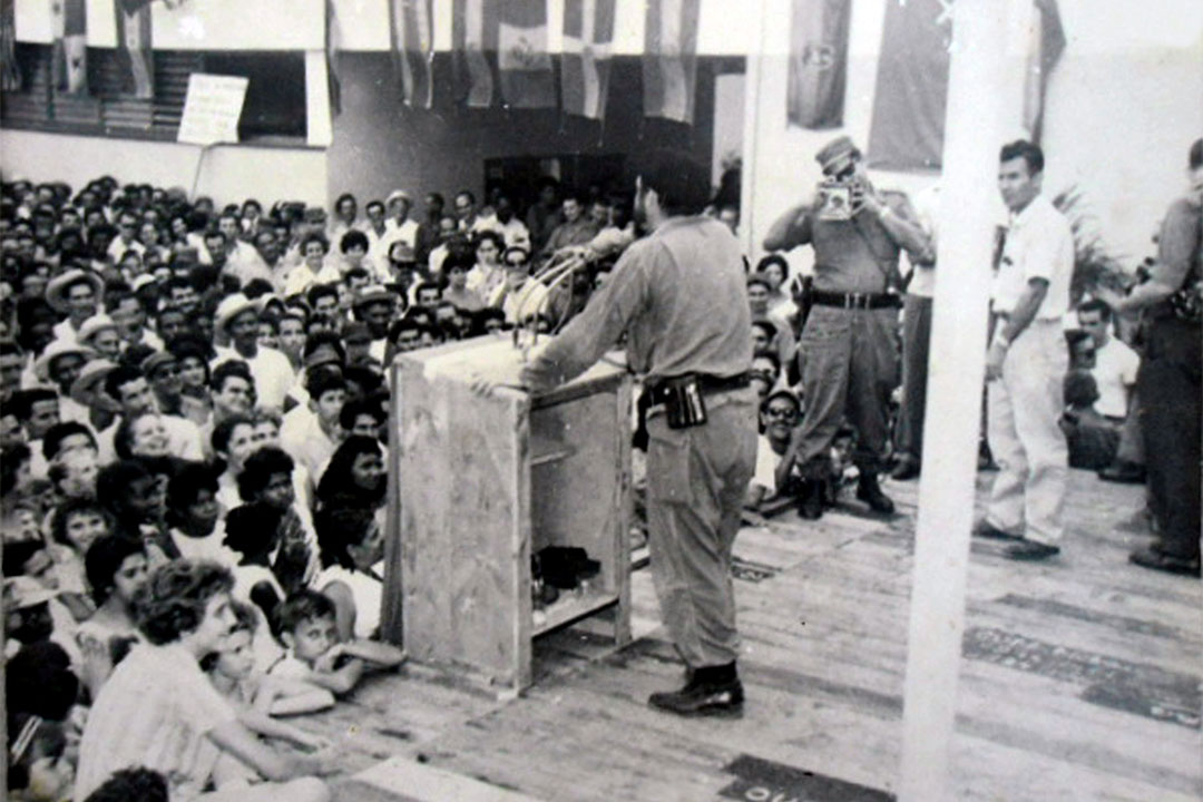 Ernesto Che Guevara pronuncia el discurso inaugural de la fábrica de bujías de Sagua la Grande.