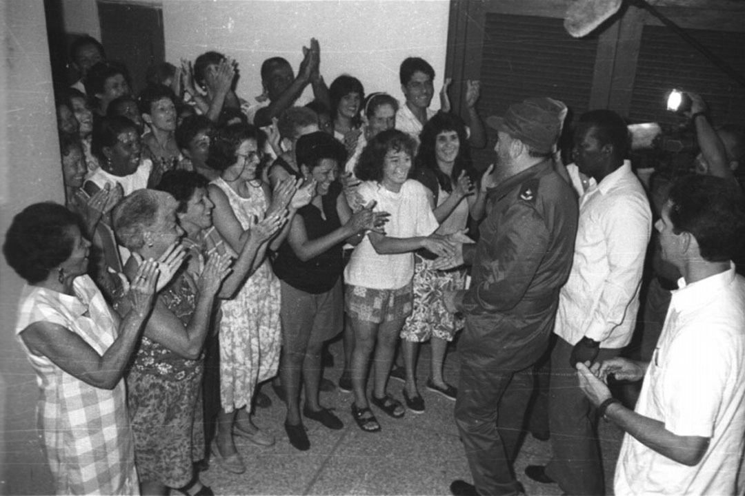 Personal de las oficinas sale a despedir a Fidel tras su visita el 30 de septiembre de 1996.