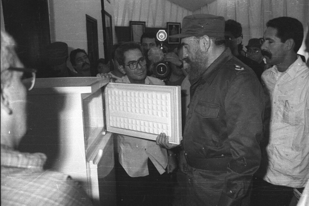 Comandante en Jefe Fidel Castro Ruz visita la Inpud Primero de Mayo, en Santa Clara, el 30 de septiembre de 1996.