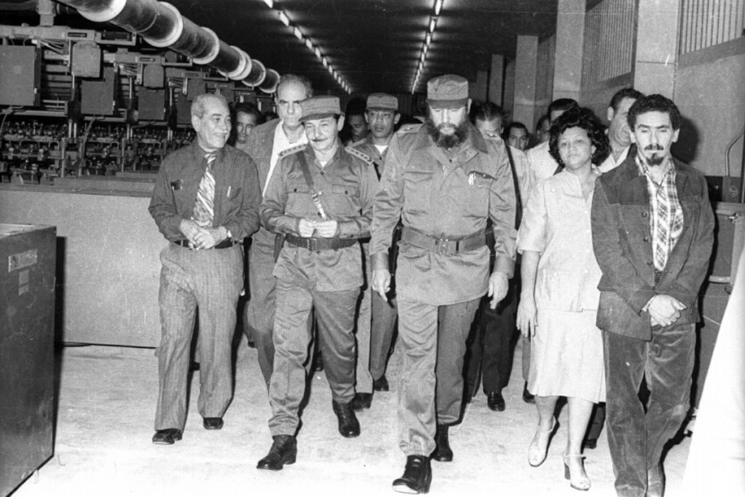 Fidel y Raúl Castro, Ramiro Valdés y Blas Roca recorren textilera Desembarco del Granma, el 2 de diciembre de 1979.