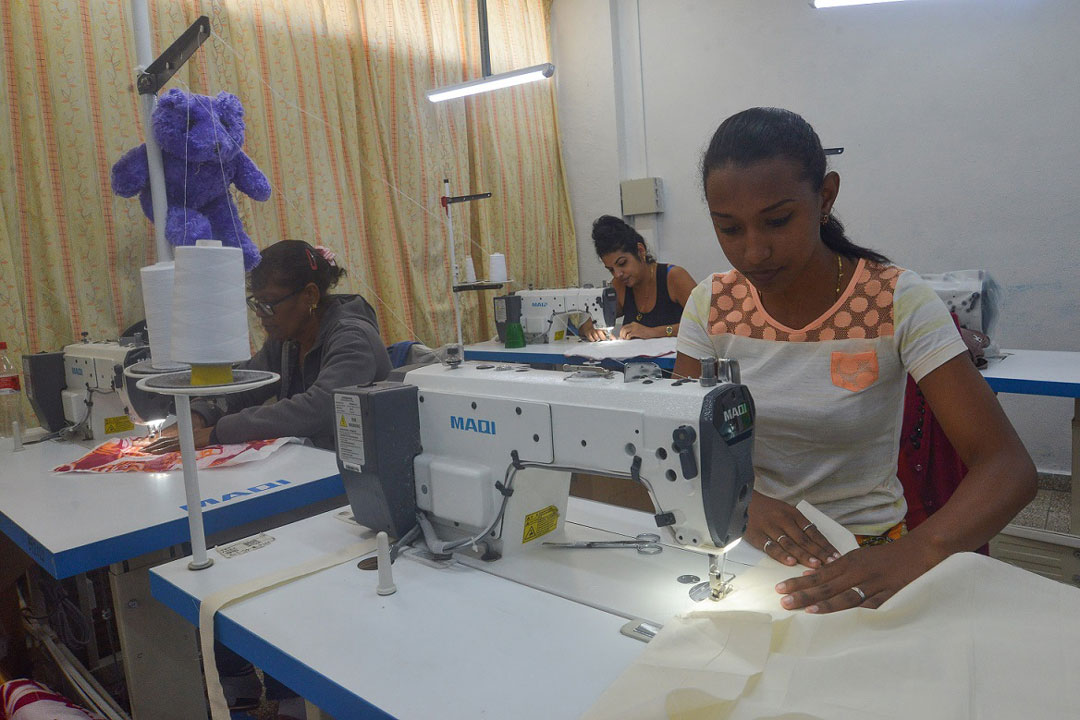 Taller de Confecciones de la Empresa Textil Desembarco del Granma.