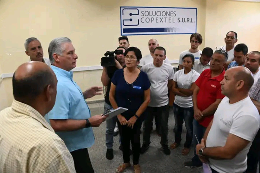 Inegrantes de la mipyme estatal dialogan con el  presidente cubano.