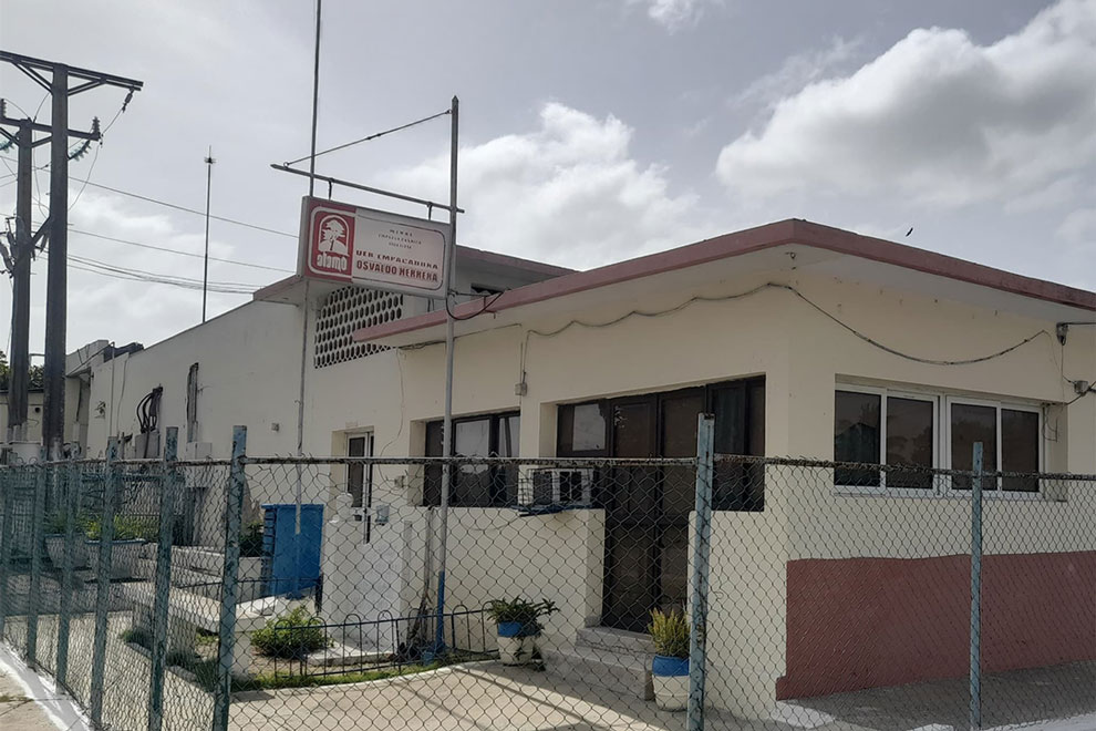 Vista exterior de la UEB Empacadora Osvaldo Herrera.