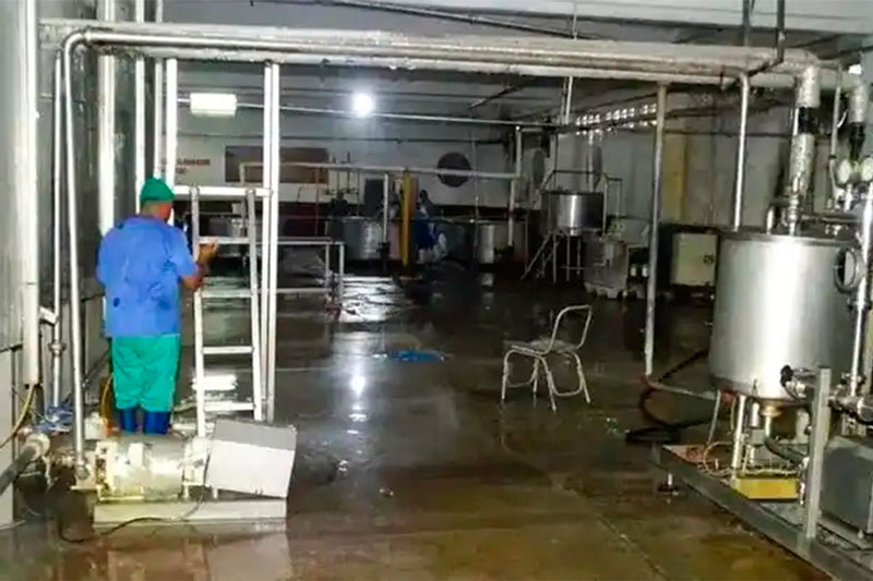 Área de producción en la industria láctea de Santa Clara.