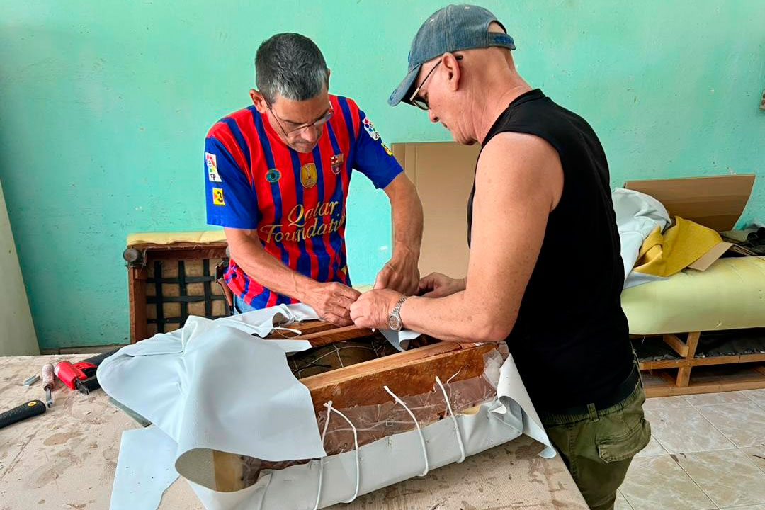 Producción de muebles en la empresa DUJO.