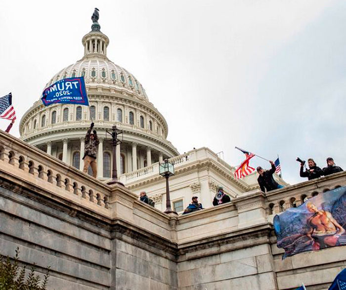 Manifestantes partidarios de Trump en muros del Capitolio.