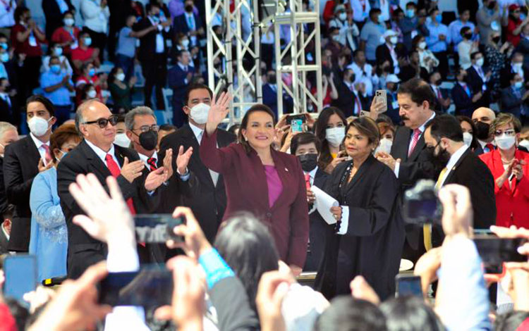 Xiomara Castro de Zelaya asume la presidencia de Honduras.