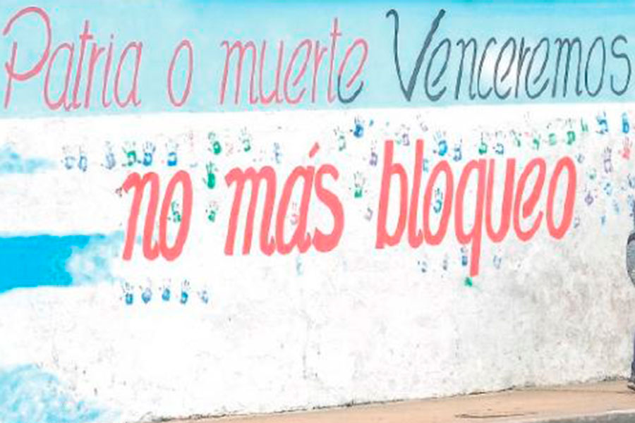 Valla contra el bloqueo en Cuba.