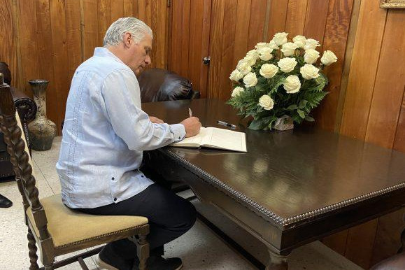 Presidente cubano firma libro de condolencias en la embajada Rusa