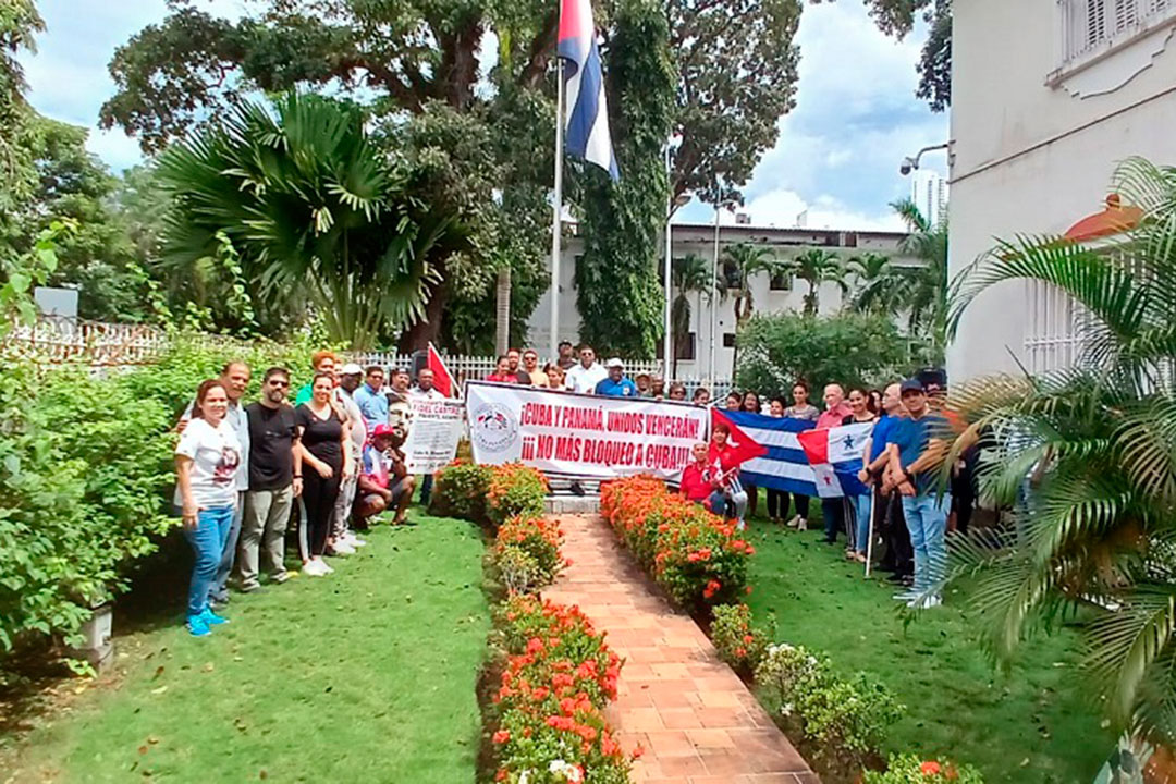 Caravanistas contra el bloqueo reunidos en la embajada de Cuba en Panamá.