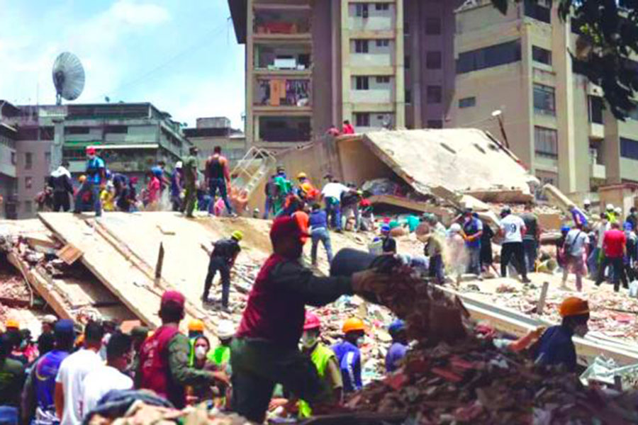 Labores de rescate en zonas de desastre por terremotos en Venezuela.