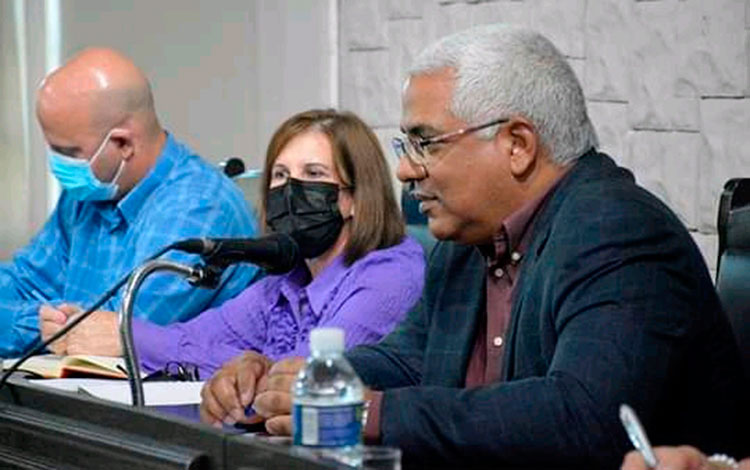 Ministro de Justicia, Oscar Manuel Silvera Martínez, y Ana María Aparicio Albelo, directora del sector en Villa Clara.