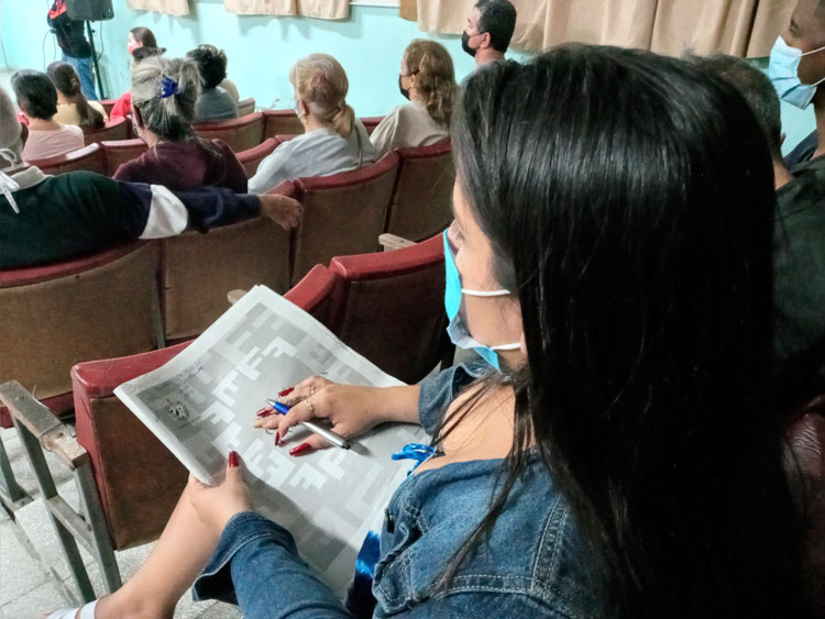 Persona con el tabloide del Proyecto de Ley del Código de las Familias, durante reunión de consulta popular..