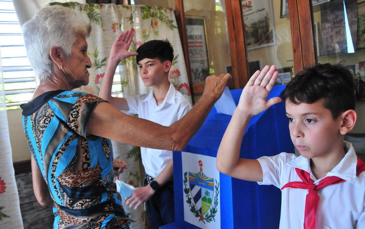 Electora de Villa Clara vota en el referendo del Código de las Familias.