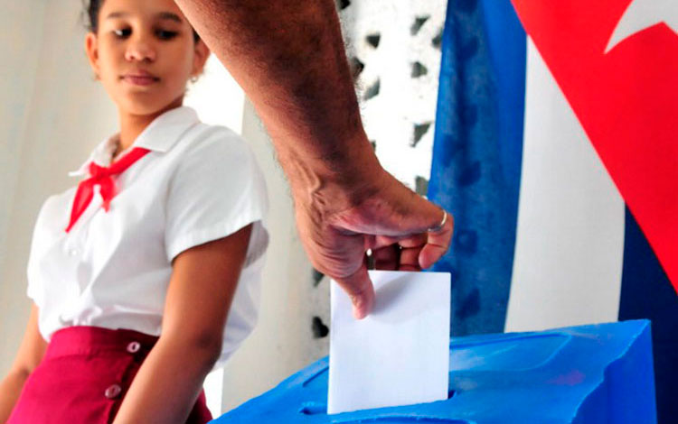 Depósito del voto en la urna.