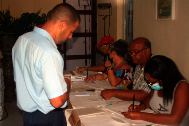 Elector en la mesa electoral del colegio.