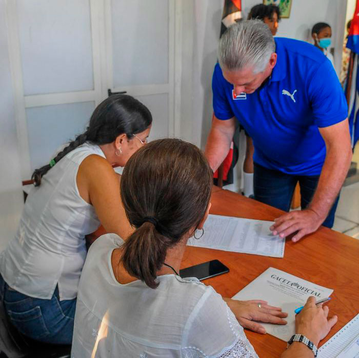 Presidente cubano en la mesa electoral del colegio donde ejercerí­a el voto.