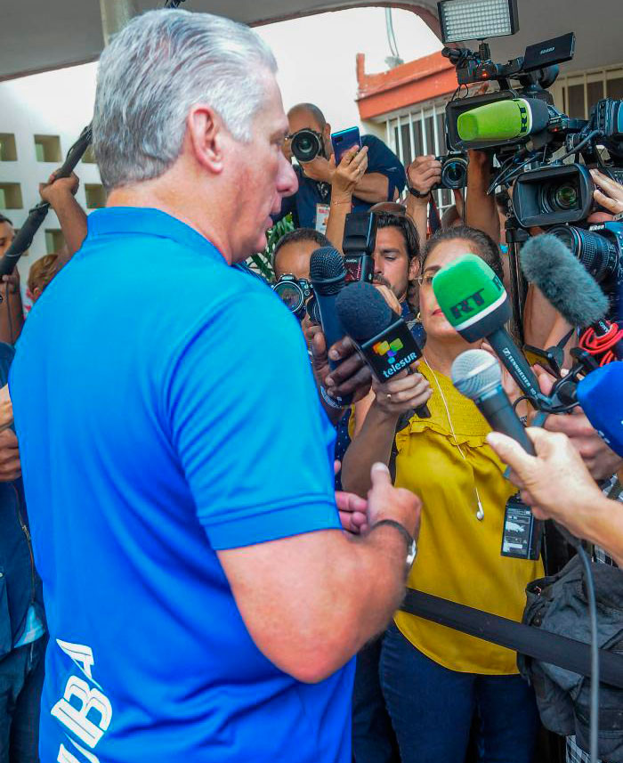 Presidente de Cuba, MIguel Dí­az-Canel, en diálogo con la prensa tras ejercer el voto.