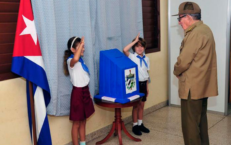 General de Ejército Raúl Castro Ruz acude a votar en el referendo popular del Código de las Familias.